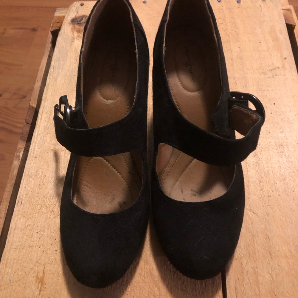Women 6 1/2 Jaclyn Smith black heels.